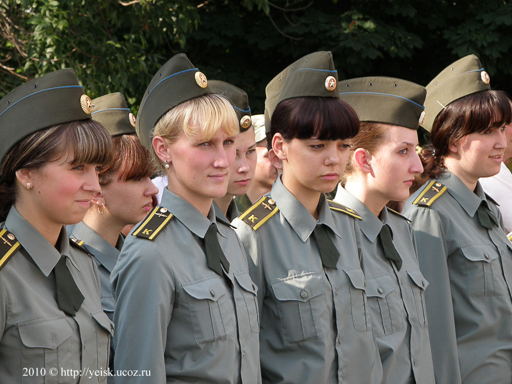 Высшее после 11. Военное училище для девушек. Девушки курсанты. Курсантки военных училищ. Форма в военном училище у девушек.